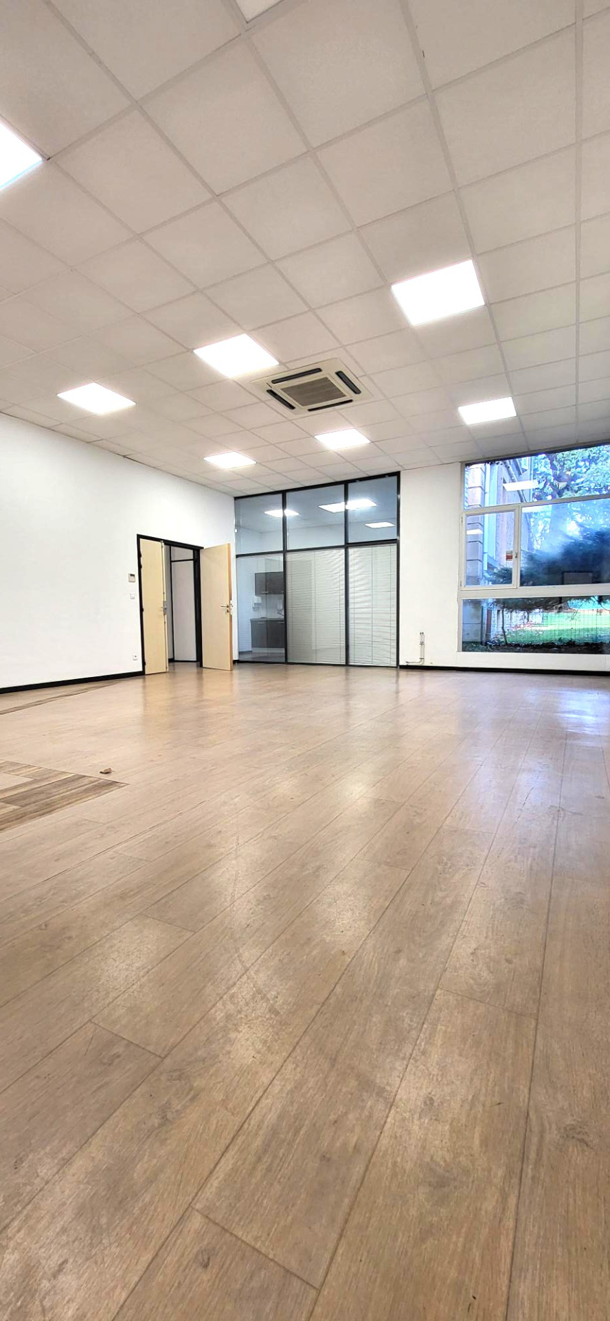 Local commercial à louer à Charleville mezieres, 340 m² – photo 1 sur 6